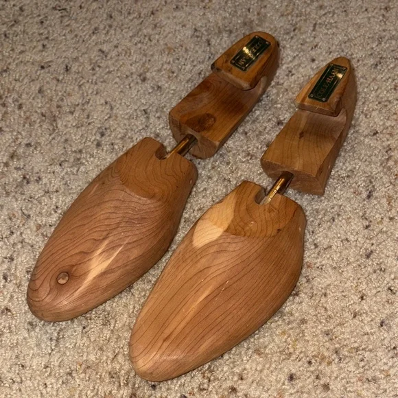 Men’s Cole Haan Shoe Trees Large Cedar Adjustable Brass Pair - Picture 6 of 12